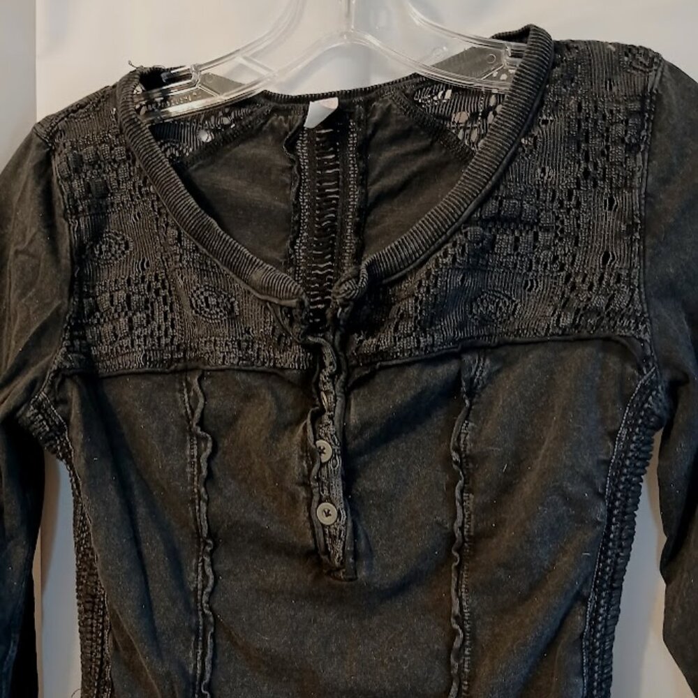 FREE PEOPLE Shell Lace Henley T-shirt Top XS Black Scoop neck Gold Coast LS - Picture 3 of 14